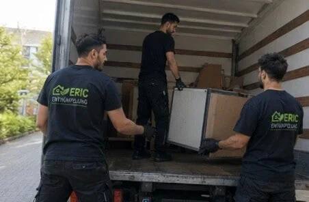 Verladen von Möbeln in ein Transportfahrzeug