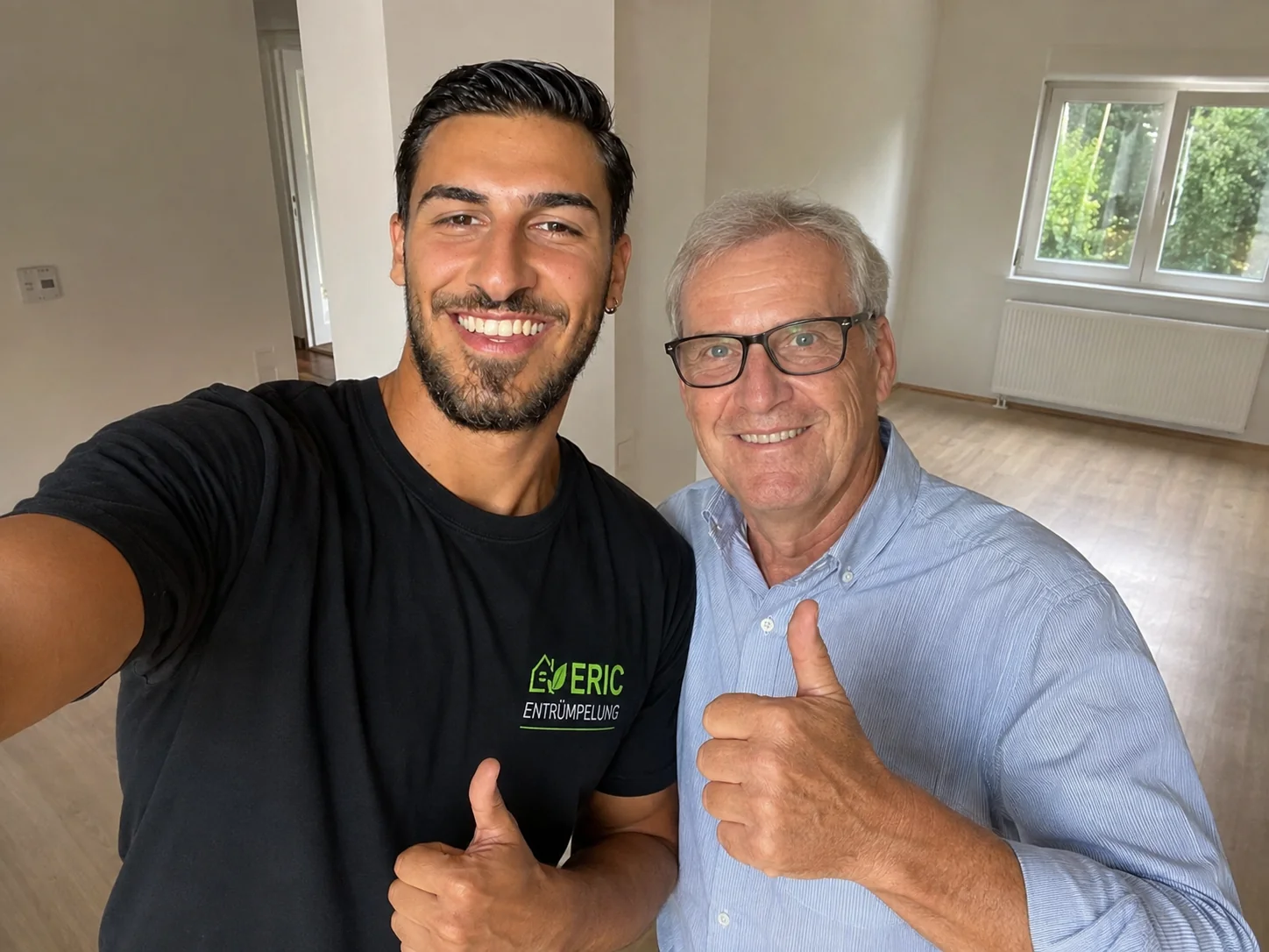 Inhaber Eric mit zufriedenem Kunden in einer geräumten Wohnung nach der Wohnungsauflösung